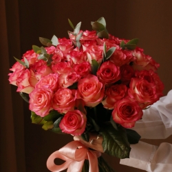 Букет из 51 розы Джамиля с зеленью 