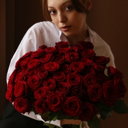 Букет 51 роза Рэд Наоми