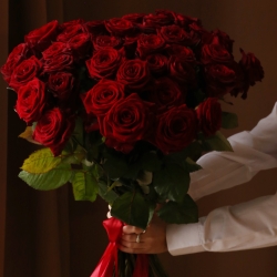 Букет 51 роза Рэд Наоми