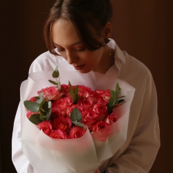 Букет из 25 роз Джамиля с зеленью в упаковке 