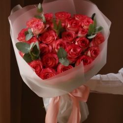 Букет из 25 роз Джамиля с зеленью в упаковке 