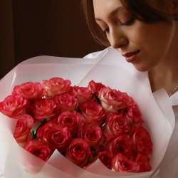 Букет из 25 роз Джамиля в упаковке 