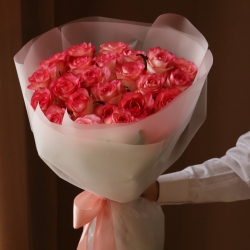 Букет из 25 роз Джамиля в упаковке 