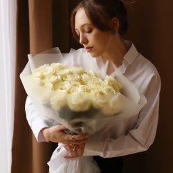 Букет из  31 роза Аваланш в упаковке