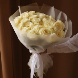 Букет из  31 роза Аваланш в упаковке