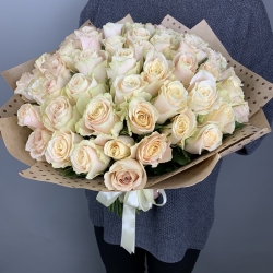 Букет из 51 розы в упаковке крафт