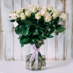 Букет 25 белых роз Аваланш под ленту 