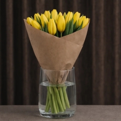 15 желтых тюльпанов в упаковке крафт