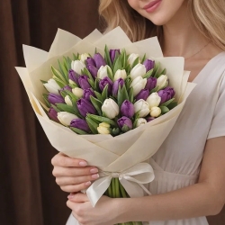 51 тюльпан микс бело-фиолетовый в упаковке