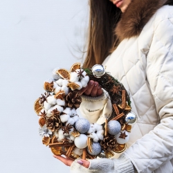 Венок с новогодними украшениями № 7
