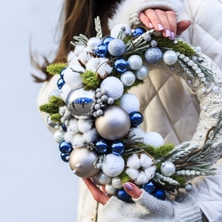 Венок с новогодними украшениями № 5