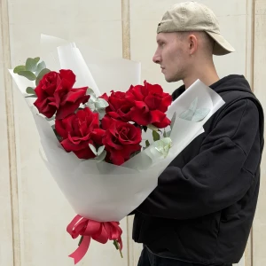 Букет из 5 французских роз Эксплорер Эквадор с зеленью в упаковке