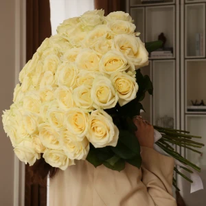 Букет 51 роза Аваланш