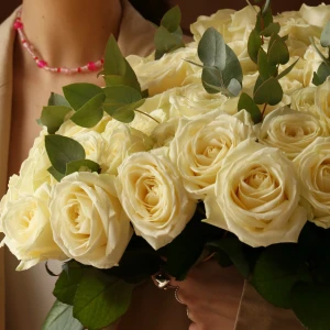 Букет из 51 роз Аваланш с зеленью 