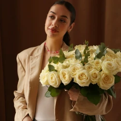 Букет из 51 роз Аваланш с зеленью 