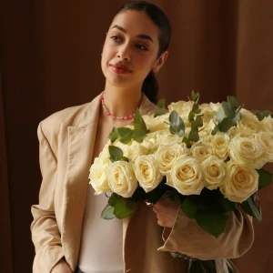 Букет из 51 роз Аваланш с зеленью 