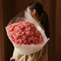 Букет 51 роза Софи Лорен в упаковке 