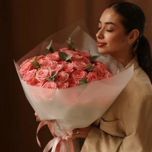 Букет из 51 роза Софи Лорен с зеленью в упаковке