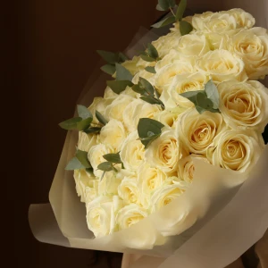 Букет из 51 роза Аваланш с зеленью в упаковке