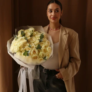 Букет из 51 роза Аваланш с зеленью в упаковке