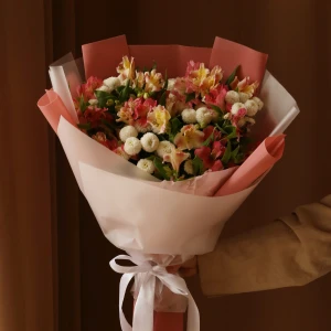 Букет из альстромерии и хризантем