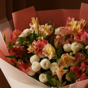 Букет из альстромерии и хризантем