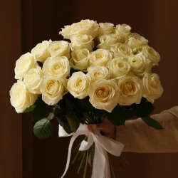 Букет 25 белых роз Аваланш под ленту 