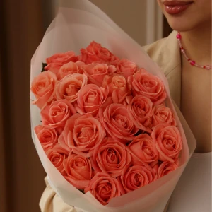 Букет 25 роз лососевые в упаковке 