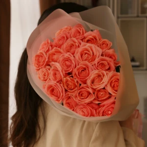 Букет 25 роз лососевые в упаковке 