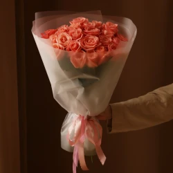 Букет 25 роз лососевые в упаковке 