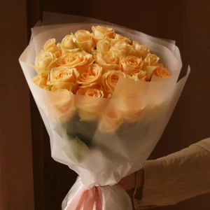 Букет 25 роз Аваланш Пич в упаковке 