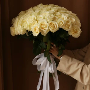 Букет 101 роза Аваланш 