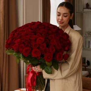 Букет 101 роза Рэд Наоми