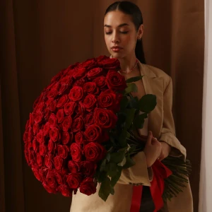 Букет 101 роза Рэд Наоми