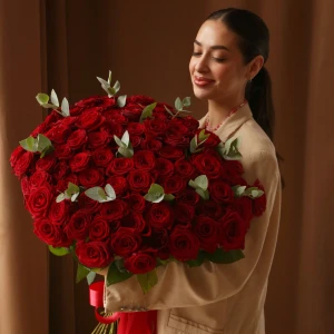 Букет 101 роза Ред Наоми с зеленью 