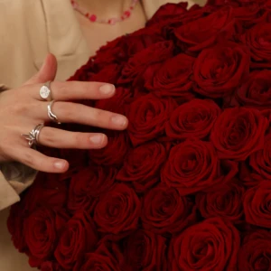 Букет 101 роза Рэд Наоми