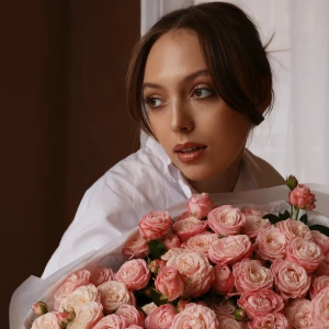 Букет из 15 кустовых роз в упаковке 