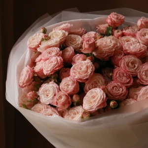 Букет из 15 кустовых роз в упаковке 