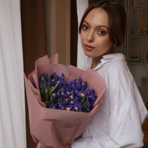 Букет из синих ирисов в упаковке 