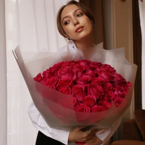 Букет из 49 роз Пинк Флойд Эквадор в упаковке