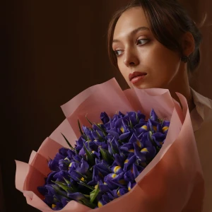 Букет из 101 синего ириса в упаковке 