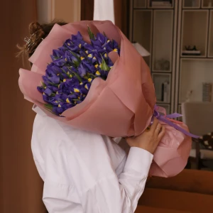 Букет из 101 синего ириса в упаковке 