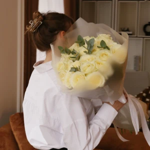 Букет из 25 роз Аваланш с зеленью в упаковке 