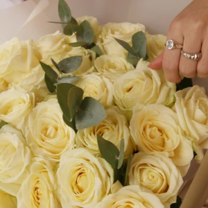 Букет из 25 роз Аваланш с зеленью в упаковке 