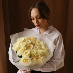 Букет из 25  роз Аваланш в упаковке