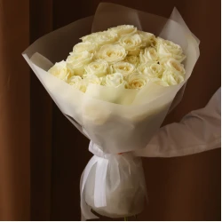 Букет из 25  роз Аваланш в упаковке