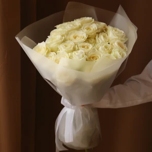 Букет из 25  роз Аваланш в упаковке