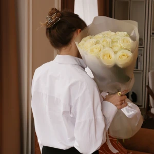 Букет из 15 роз Аваланш роз в упаковке