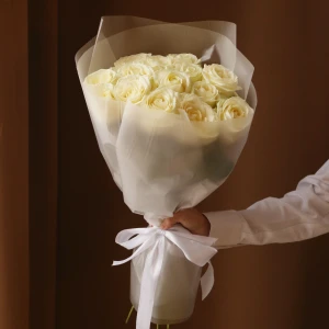 Букет из 15 роз Аваланш роз в упаковке