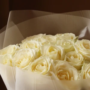 Букет из 15 роз Аваланш роз в упаковке